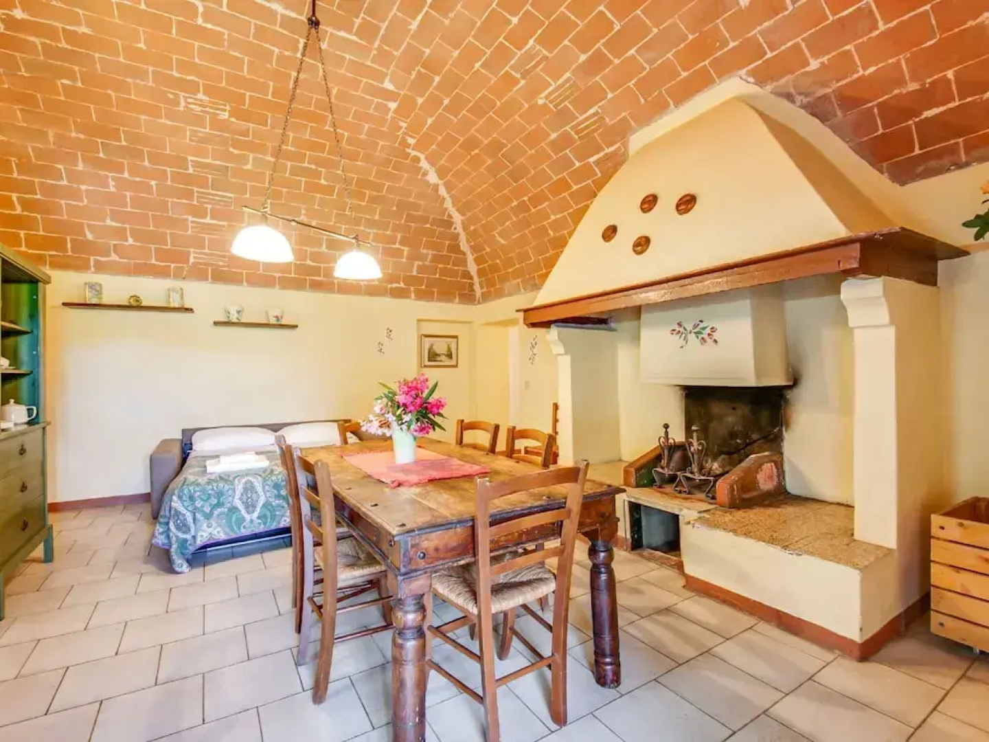 Farmhouse in Montescudaio with Shared Pool near Sea & Park