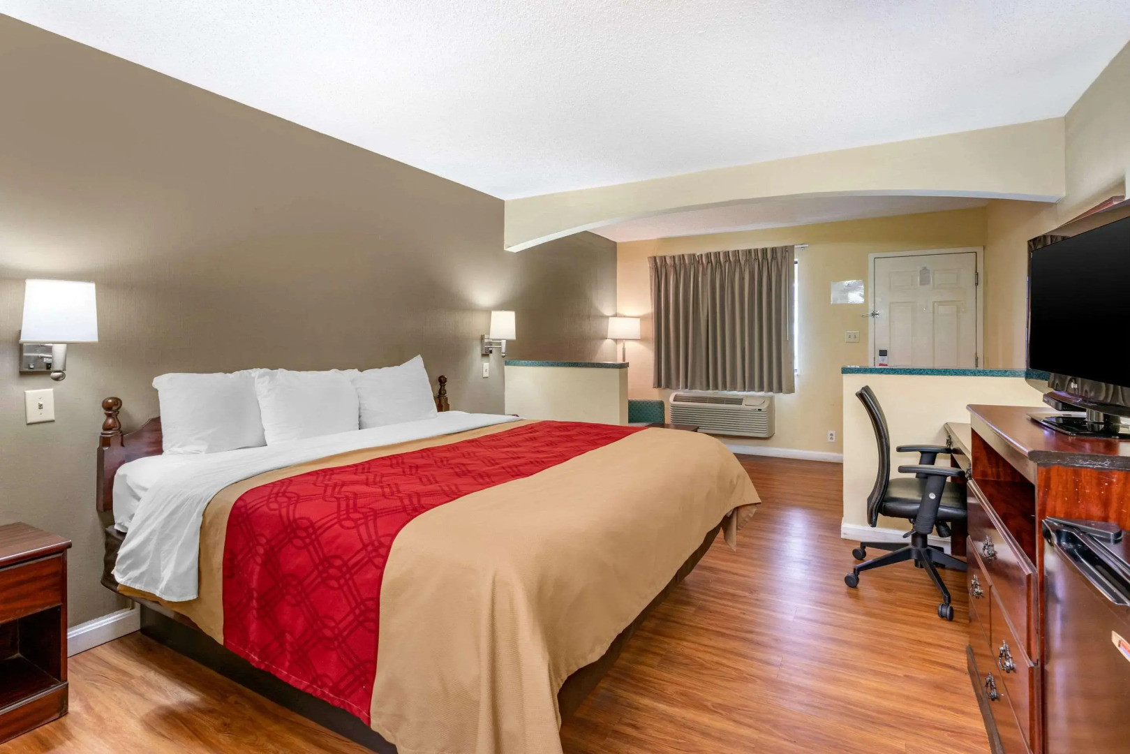 Econo Lodge Inn & Suites Southeast