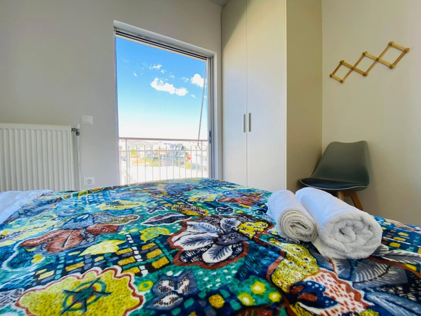 地铁站旁,免费停车位,距机场15分钟车程,独享80平米露台和美景,星空帐篷,舒适淋浴,宽敞3间房3张双人床公寓