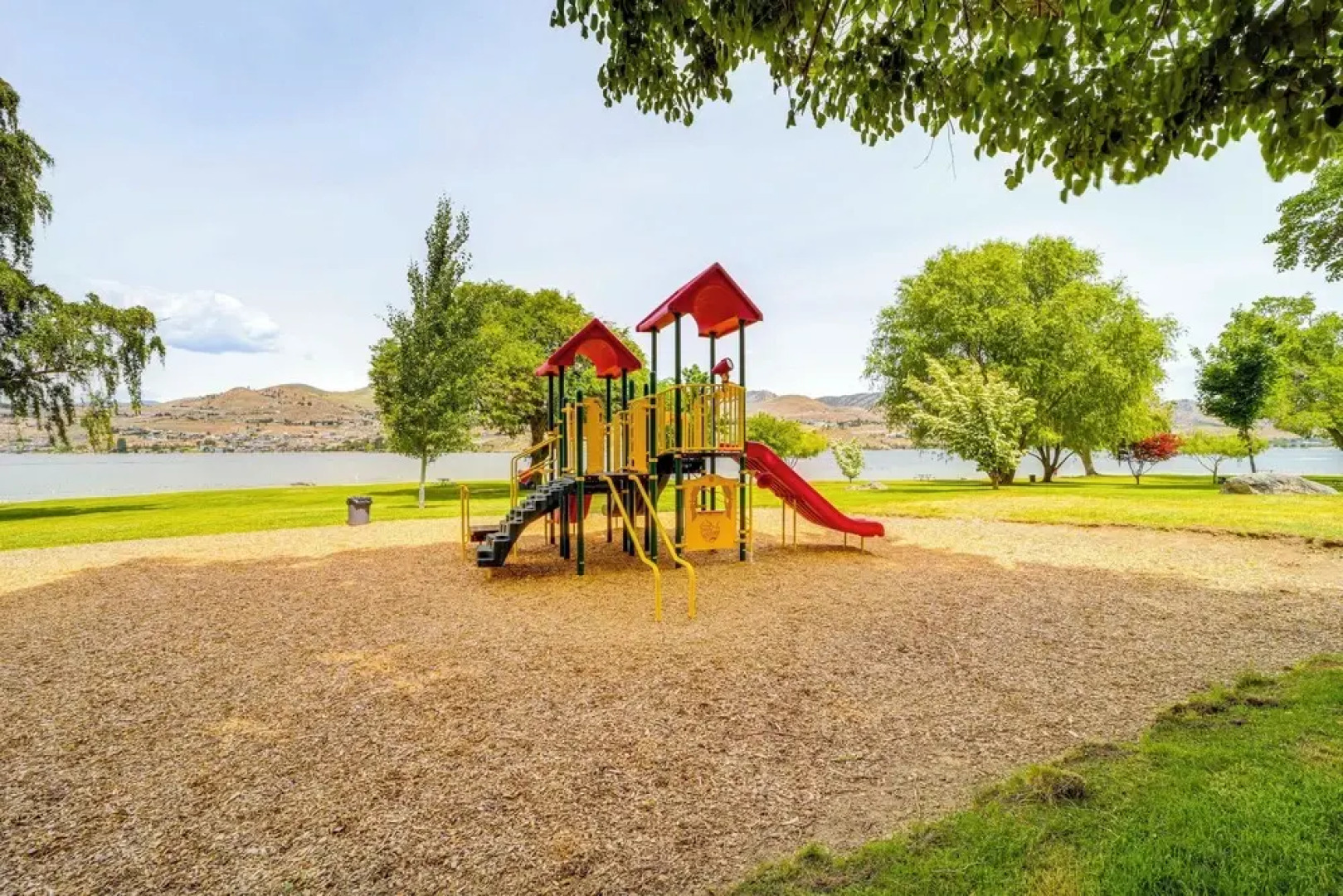 Steps to Lake Chelan: Condo w/ Resort Amenities!