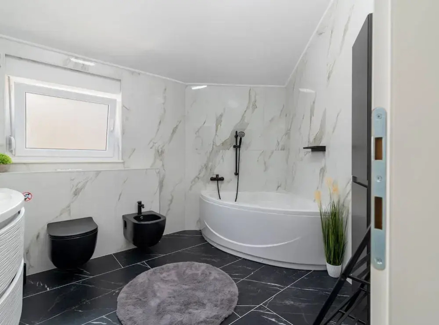 Luminous Infinity Villa With Pool and Gym