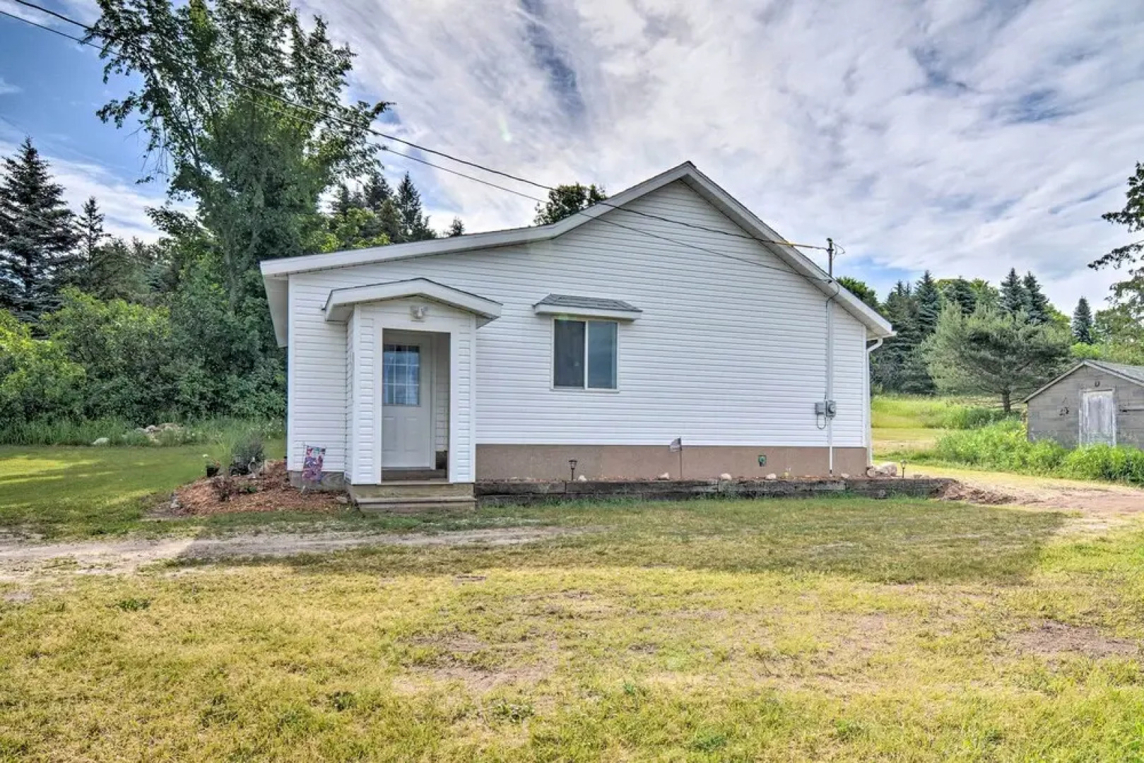 3 Mi to Lake Michigan: The Country Cottage