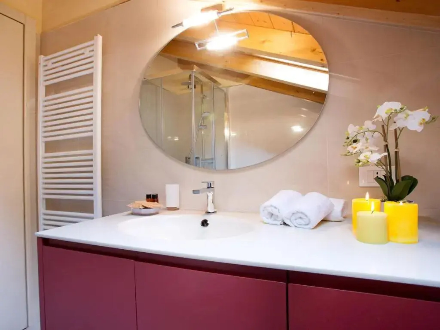 State of the Art Home Suite with 180° Panoramic Lake View, Pool, Sauna & Jacuzzi