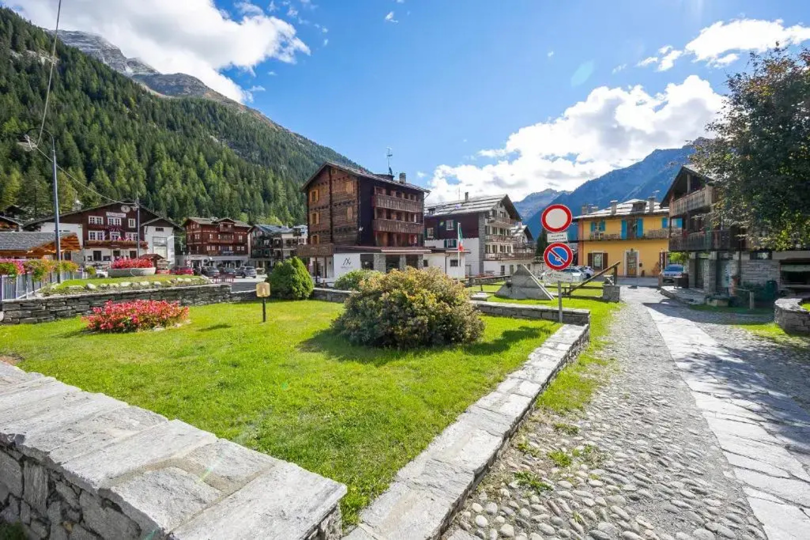 Monterosa Cozy Apartment 200m From Ski