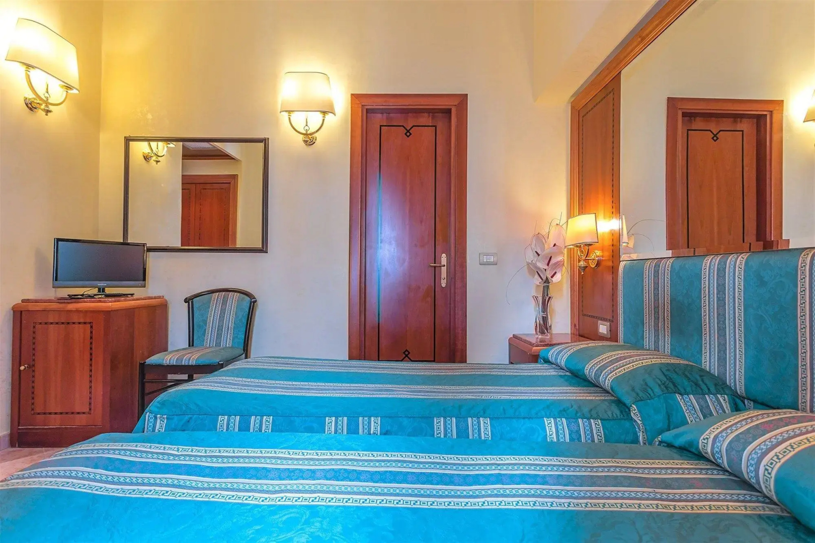 Raeli Hotel Lux