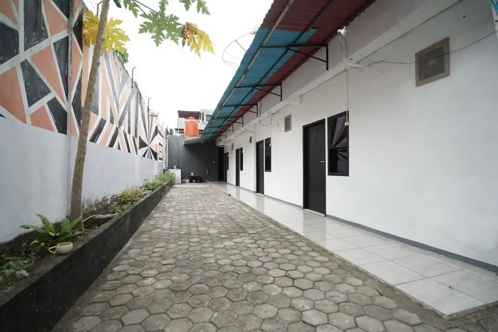 Paris Hotel by OYO Rooms