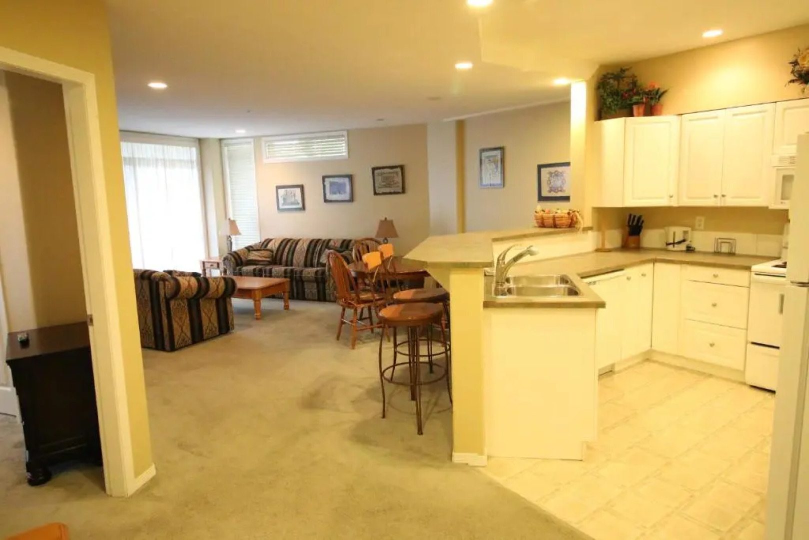 Discovery Bay Resort by Kelowna Resort Acc. - 80+ suites available