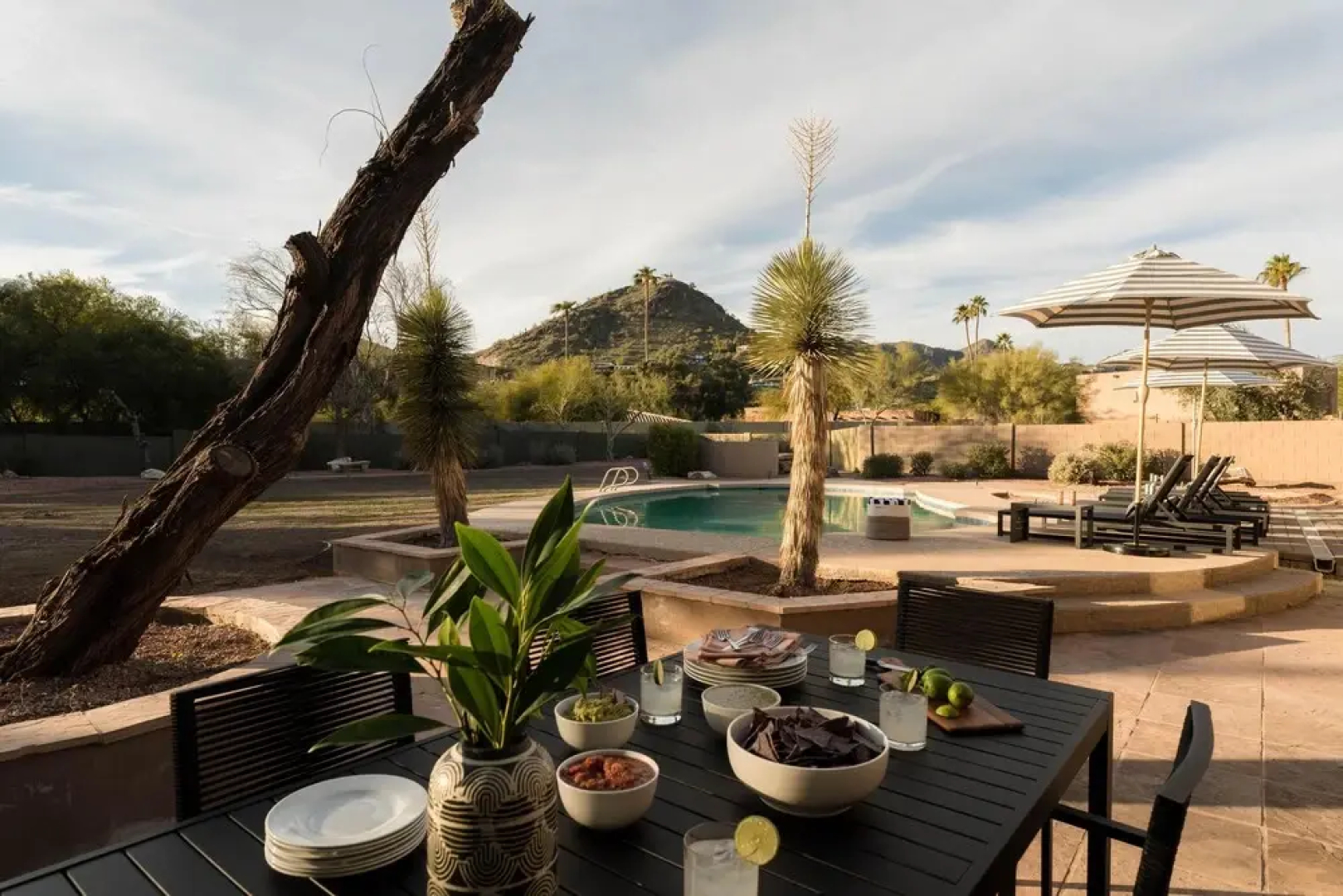 Caspian - Spacious Desert Oasis w Pool, Table Tennis, & Fire Pit