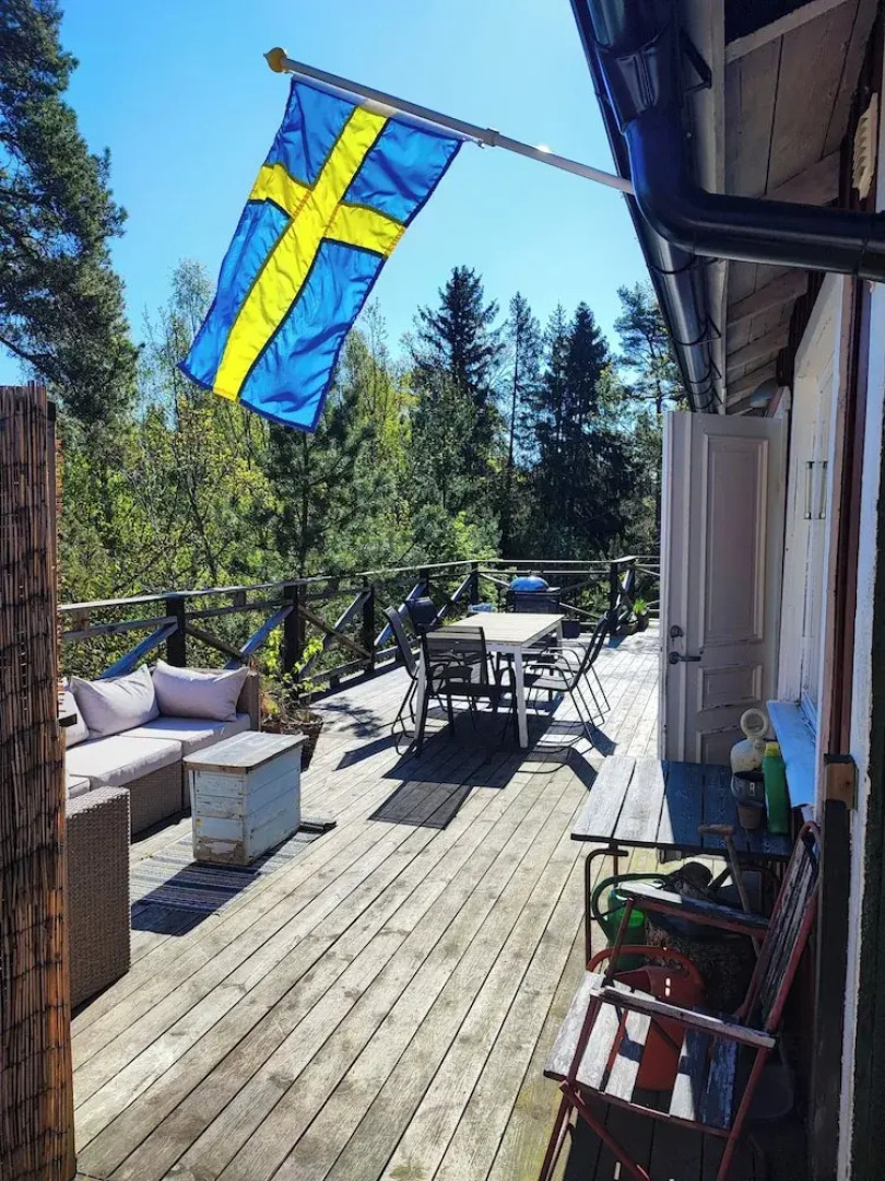 Sea-view Cottage High up in the Trees
