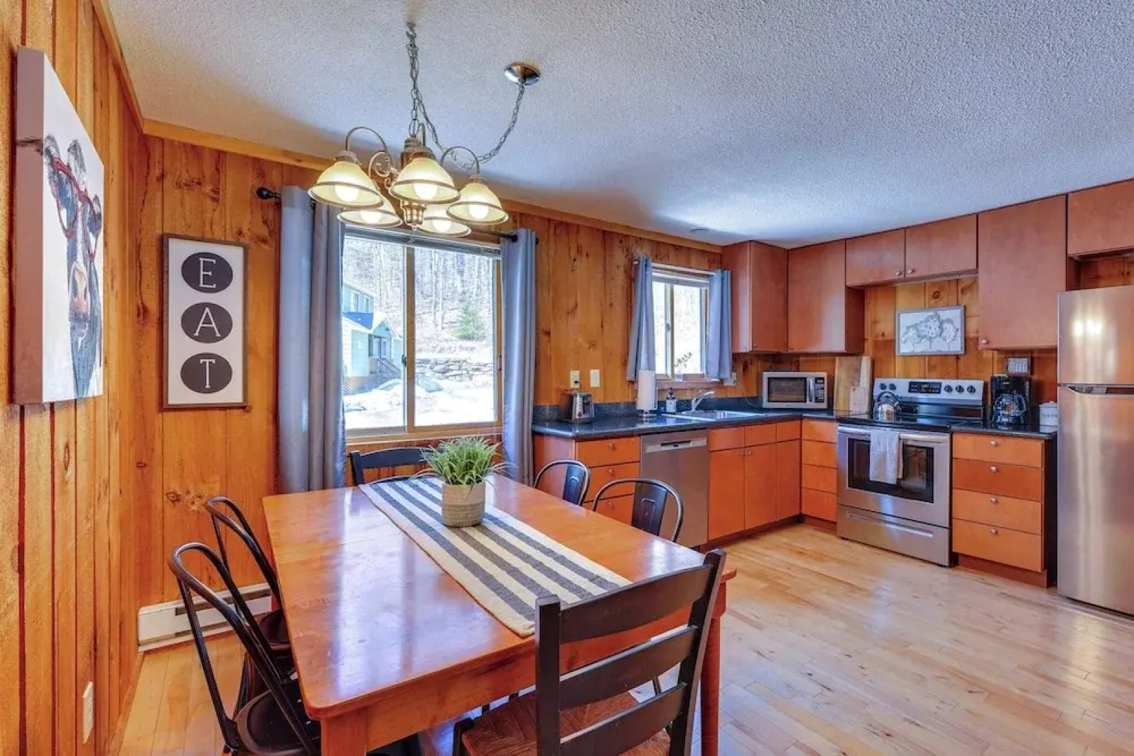 Relaxing Mountain Refuge: 4 Miles to Mt Snow!