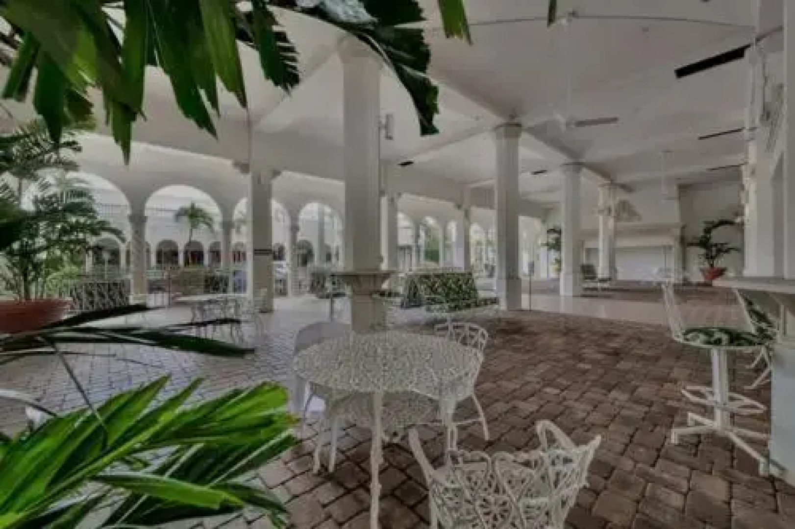 Tropical Beach Condo - Pool, Parking, 86" TV, WiFi