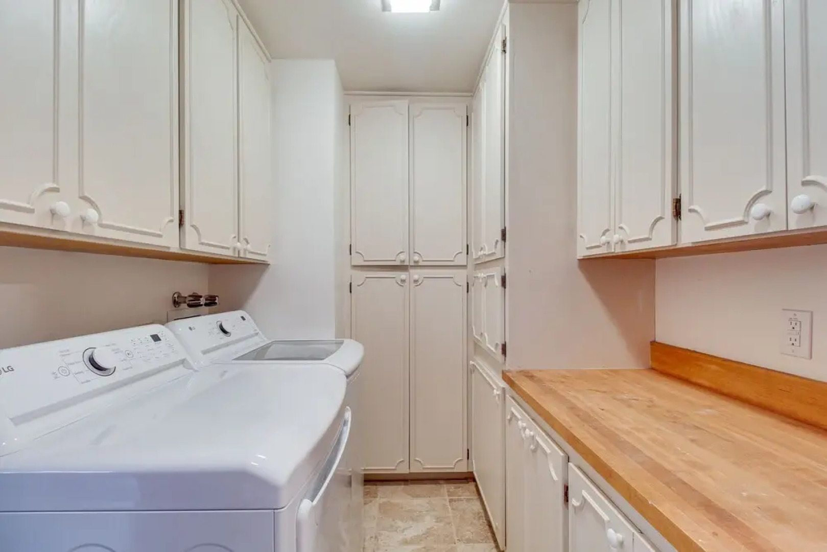 Pinetop Cabin w/ 2 Fireplaces & Hot Tub!