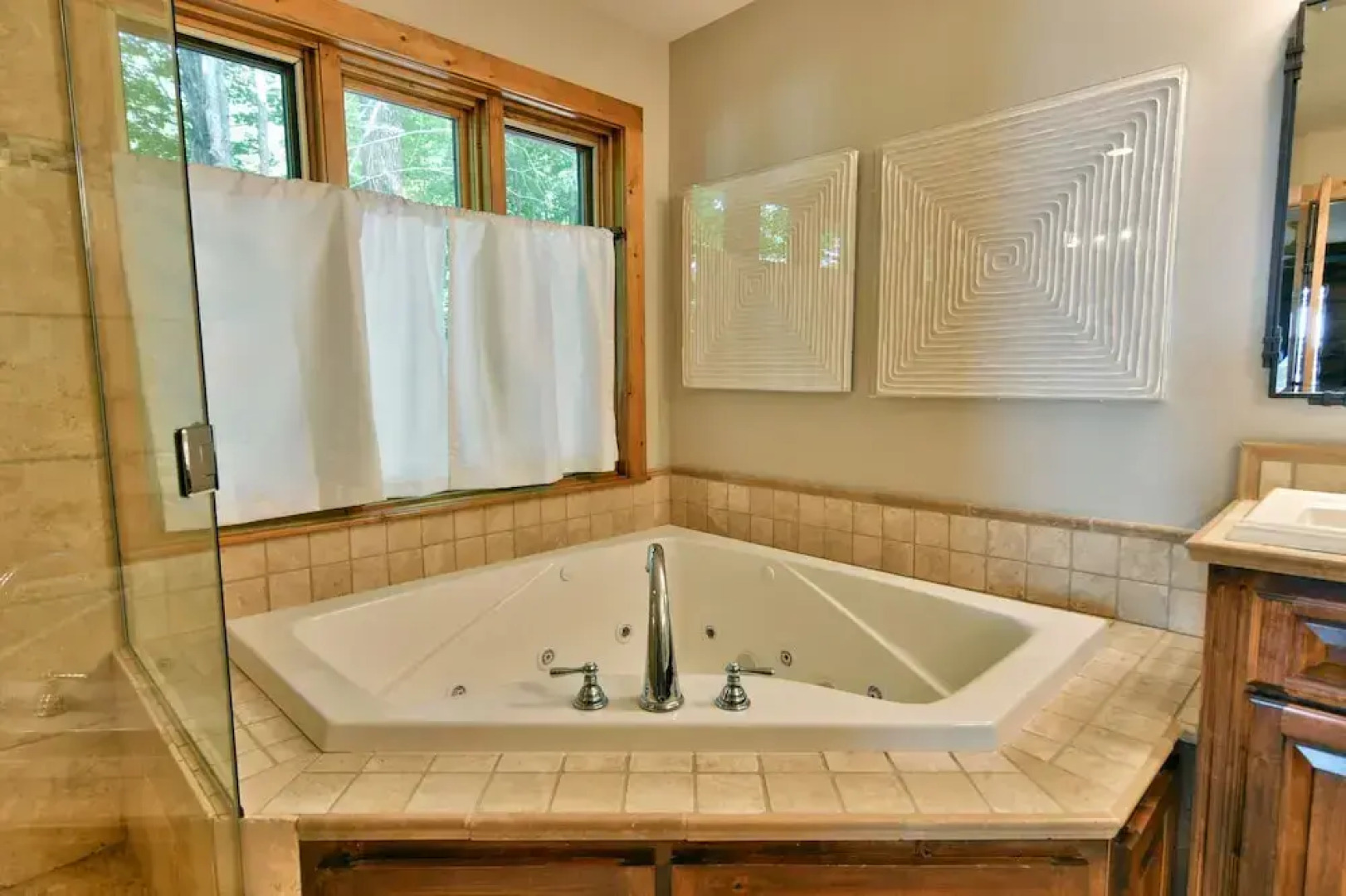 Lumberjack Lodge 5 Bedroom Home by RedAwning