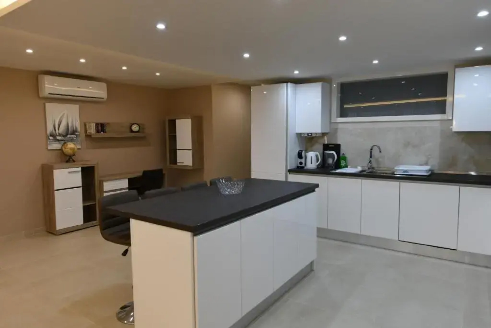 Wileg 4B Luxury Two Bedroom Apartment with Shared Swimming Pool.