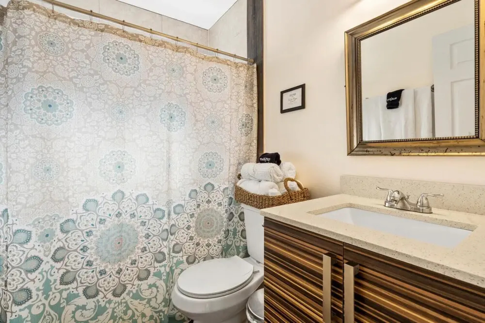 King /Queen Bed Mins from beach. Perfect get-away!