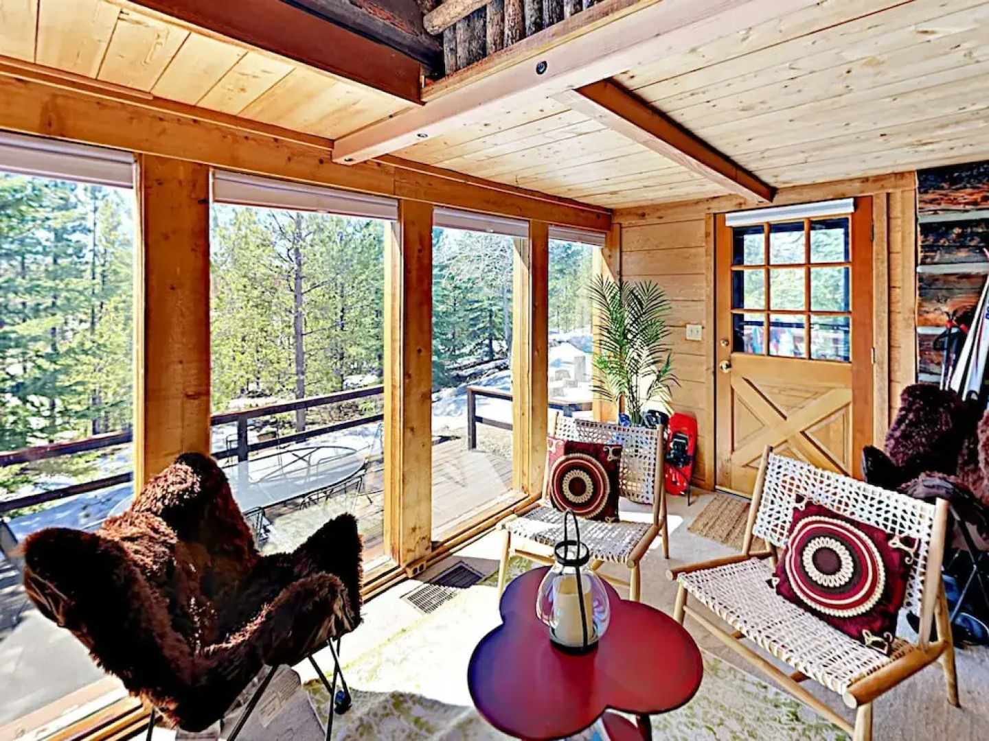 Secluded Mountain-view Log , Near Snow Trails 2 Bedroom Home