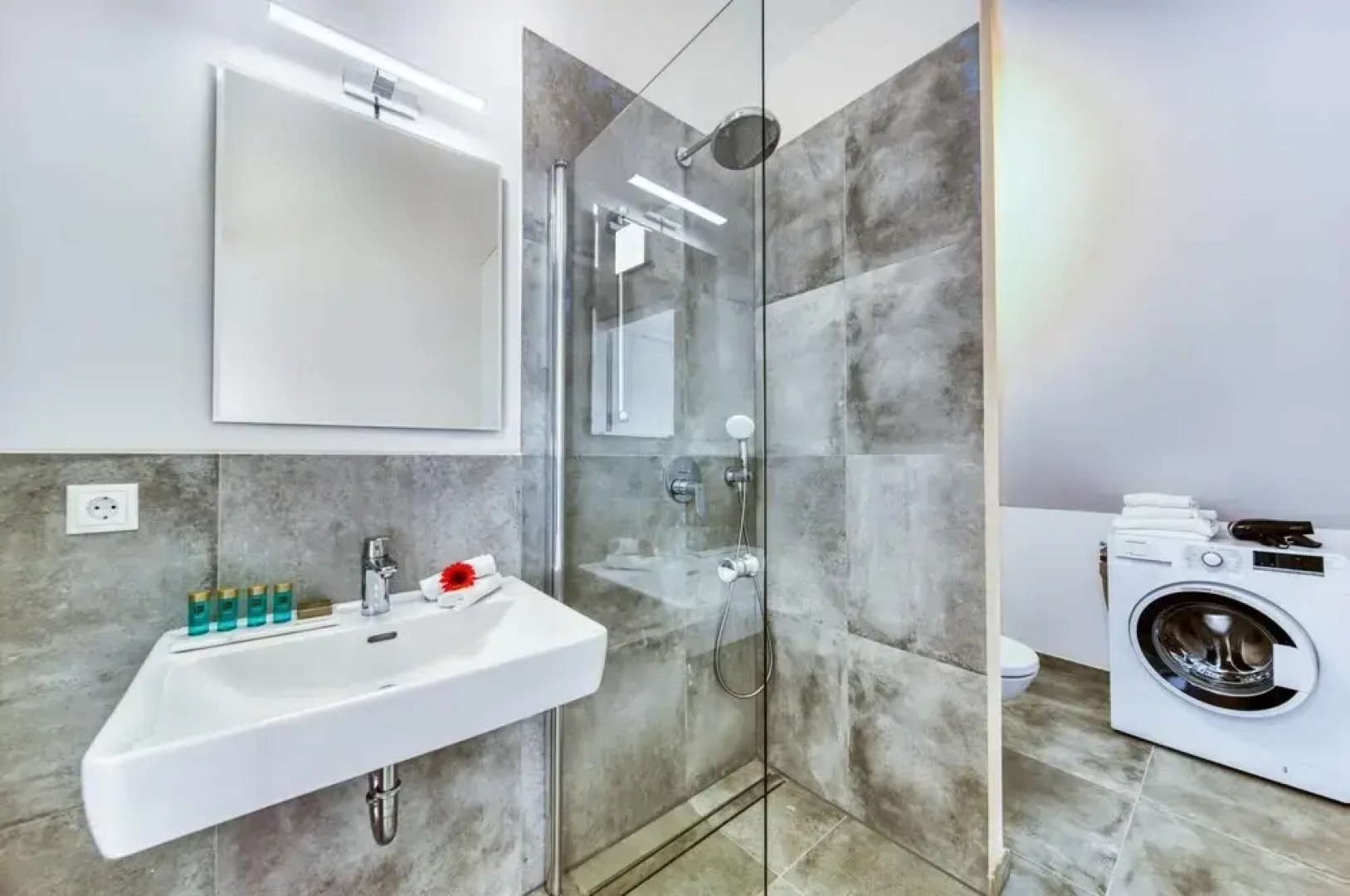 Deluxe Apartment With Balcony Parking and Elevator in the City Centre