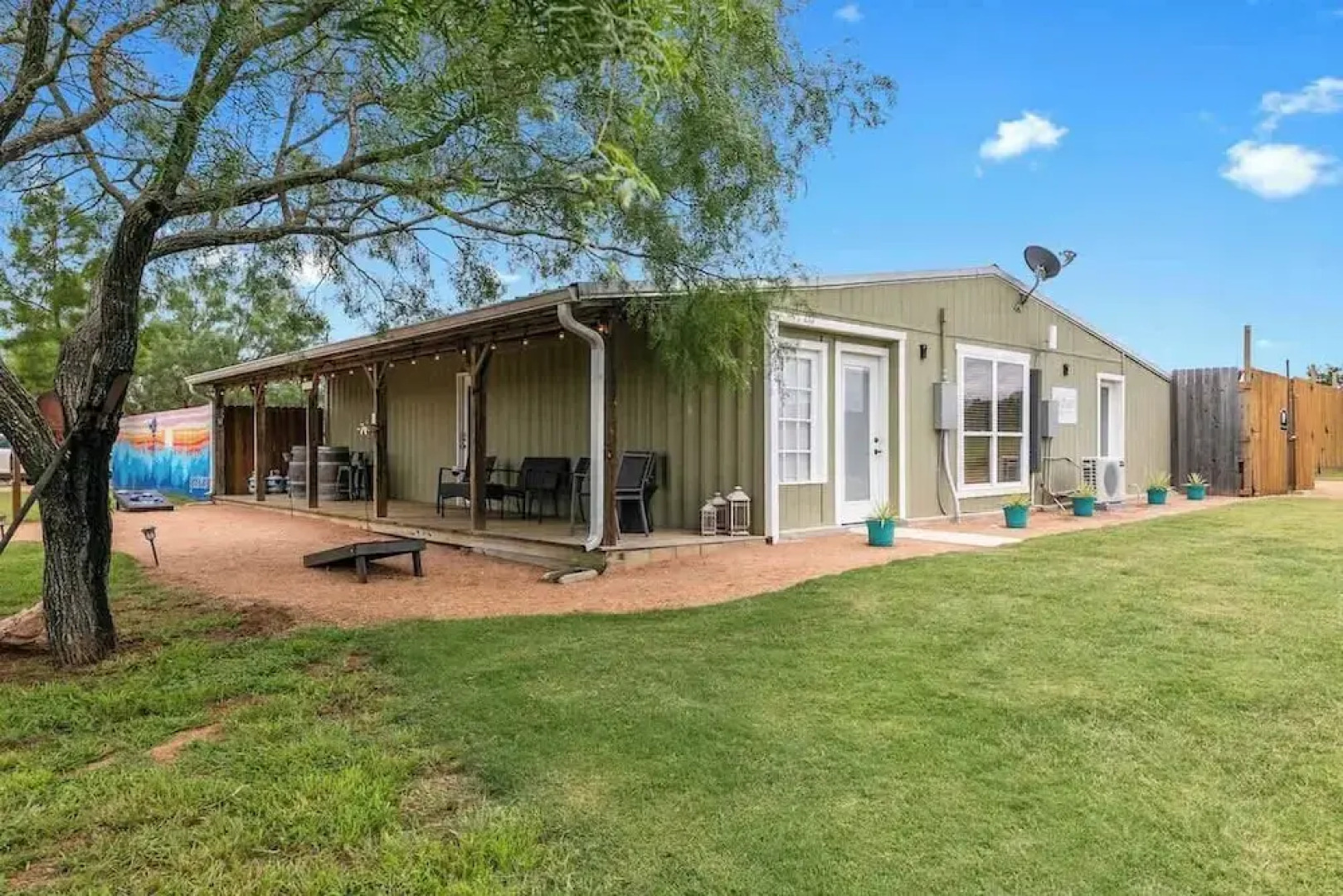 Willie the Modern Tiny Home W/hot-tub & Firetable