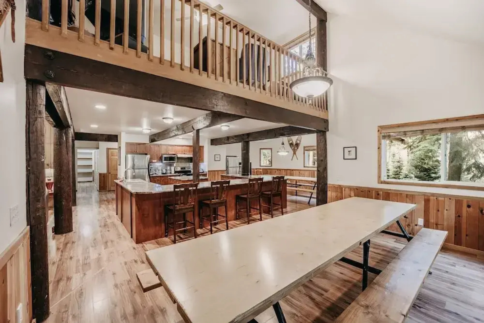 03mbh -12-bdrm - 3.5-bath - Wifi - Pets Ok - Sleeps 26 12 Bedroom Home by RedAwning