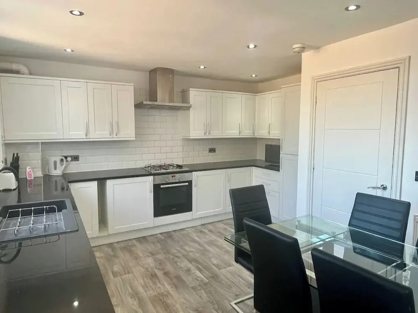 Spacious 4-bed House - Sleeps 11, Garden & Parking