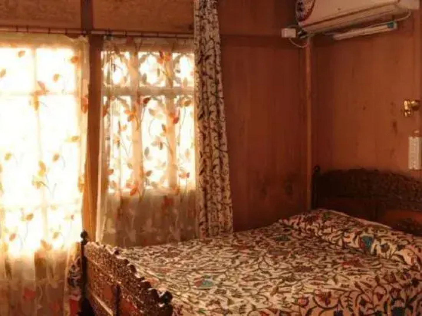 Peace of Mind Group of Houseboat