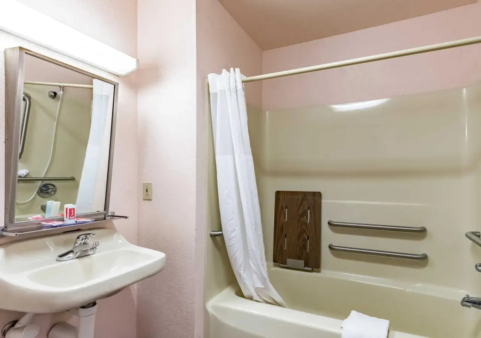 Econo Lodge Inn & Suites