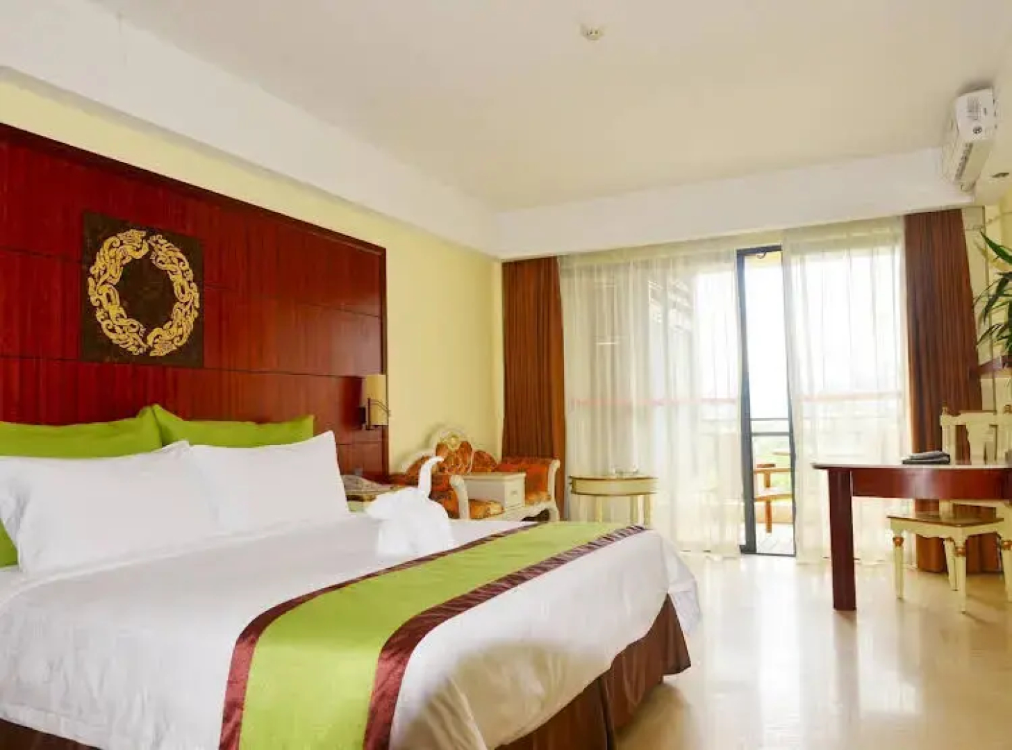 Xinglong Old Banyan Hotel