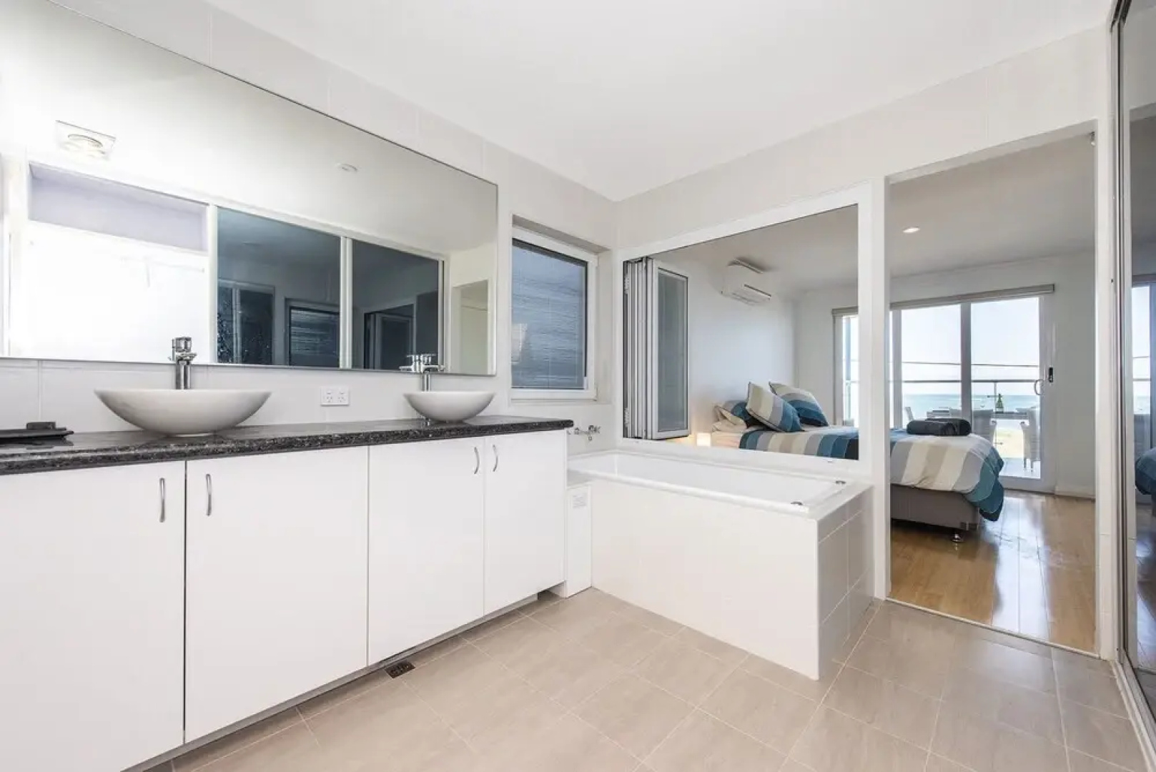 Ocean Sunset - Luxury Apartment With Ocean Views