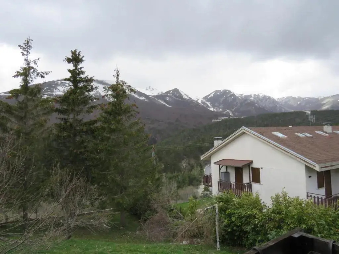 tipica baita con vista sul monte magnola