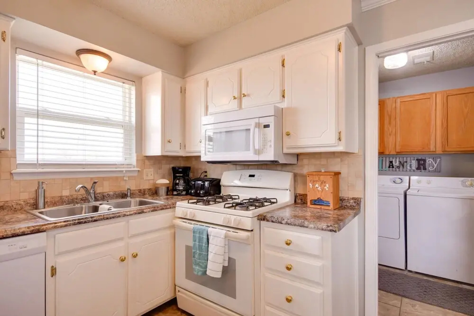 Pet-friendly Vacation Rental w/ Yard in Canyon