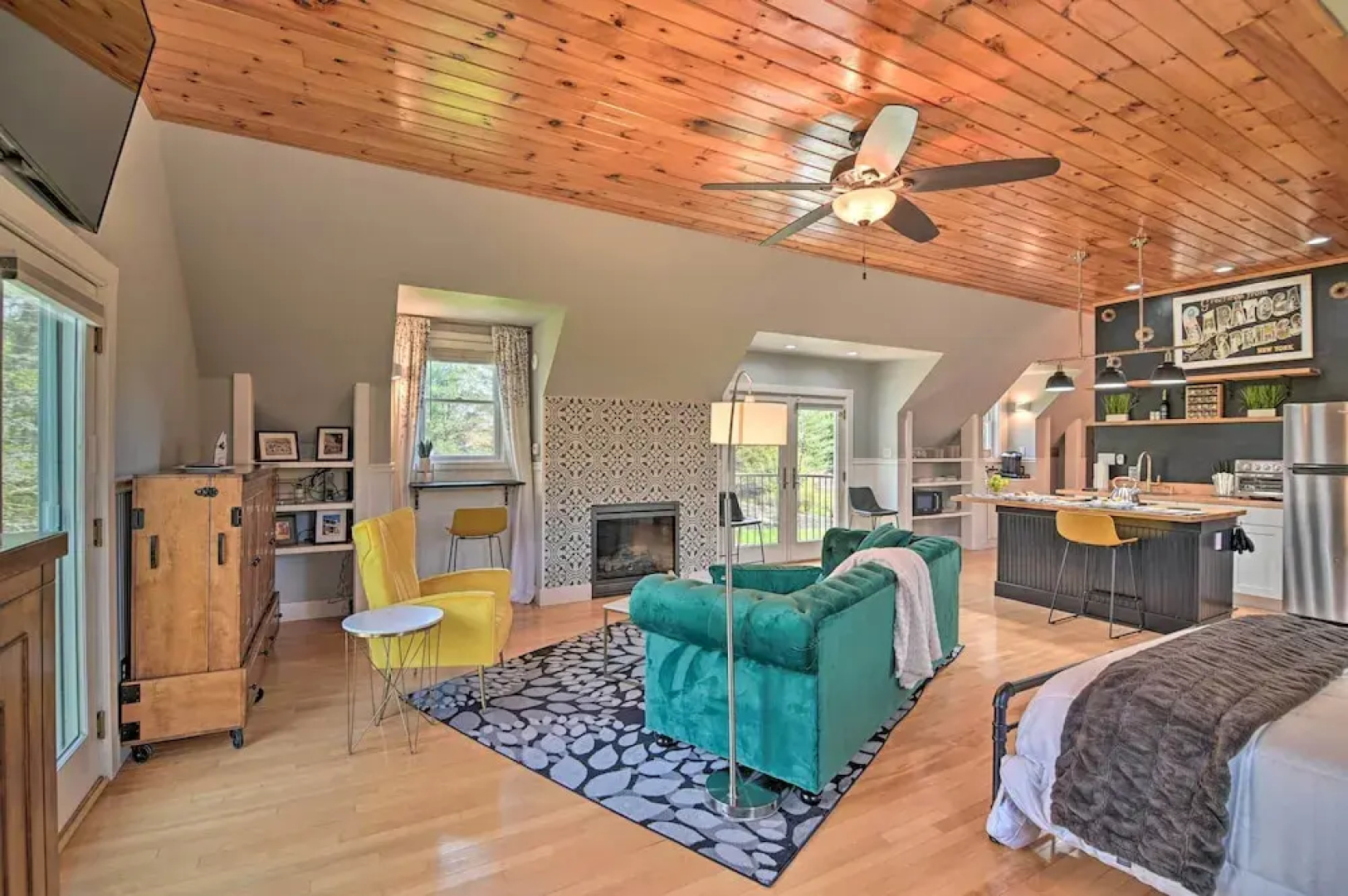Stylish Studio w/ Fireplace ~ 3 Mi From Dtwn!