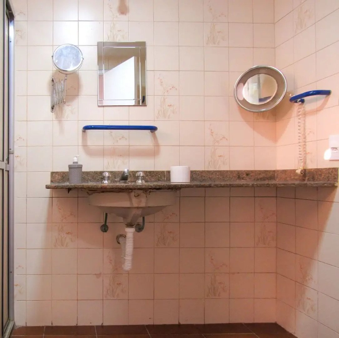 Apto a 200 m da Praia das Pitangueiras-guaruj SP