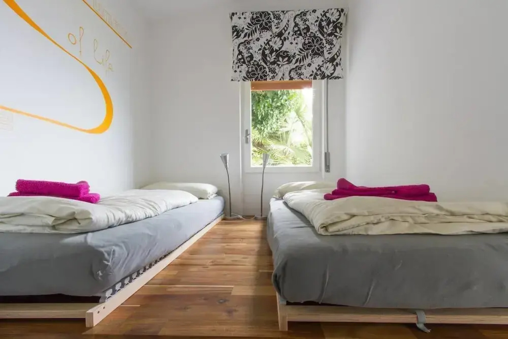 Stunning Lakeside Villa With Direct Lake Access, Mooring, Near Restaurant, Wifi, BBQ