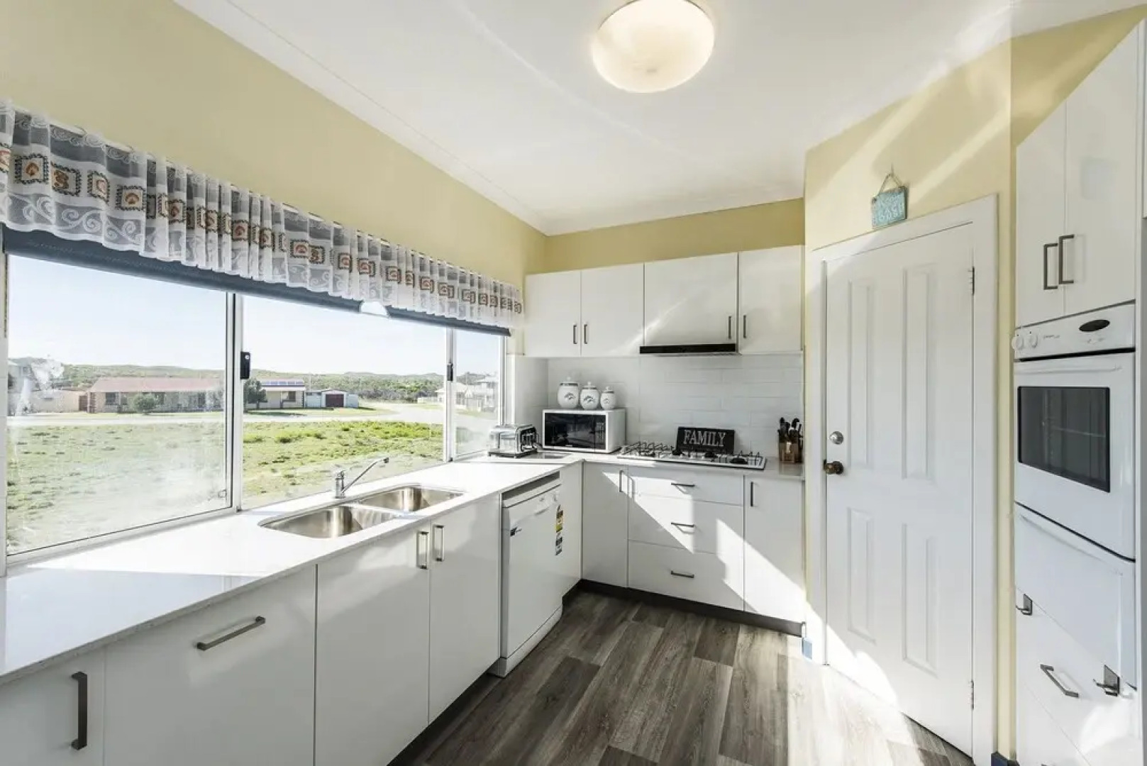 The Outlook - All the Comforts of Home Pet Friendly