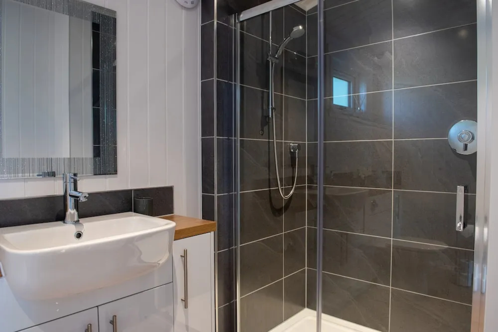 Super King Lodge-sleeps 2-hottub-sea View