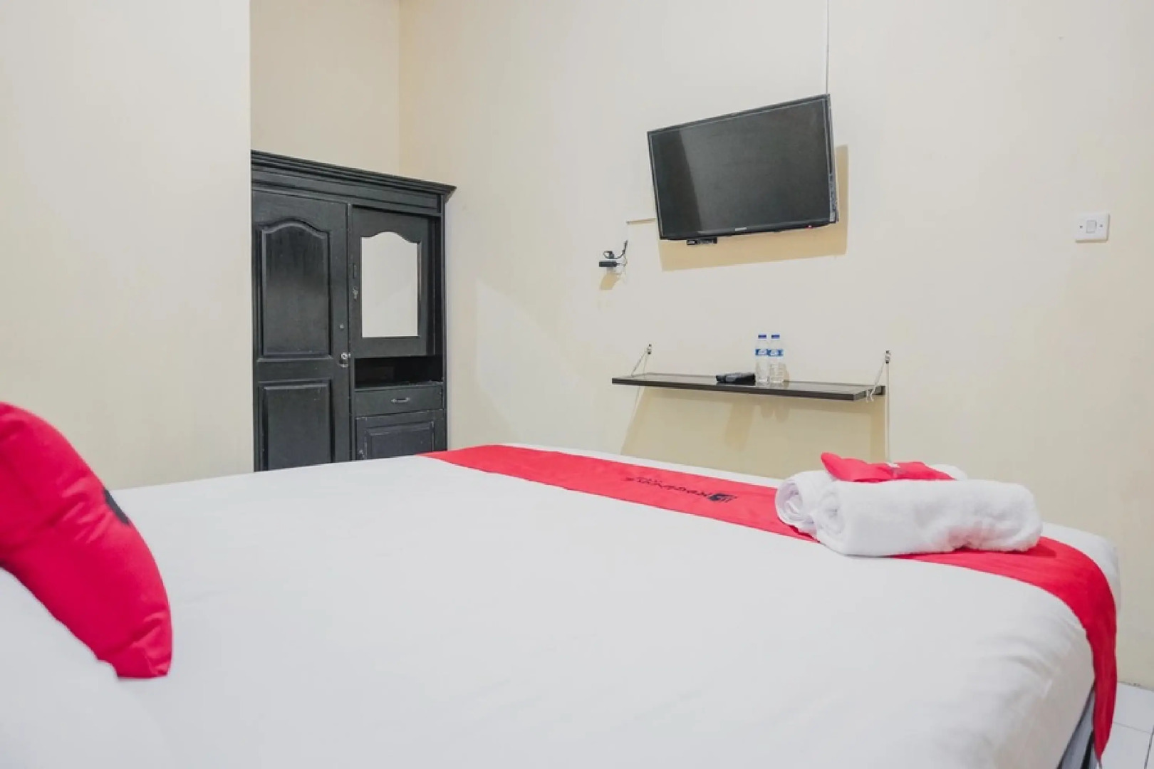 RedDoorz Syariah near Stadion Maulana Yusuf