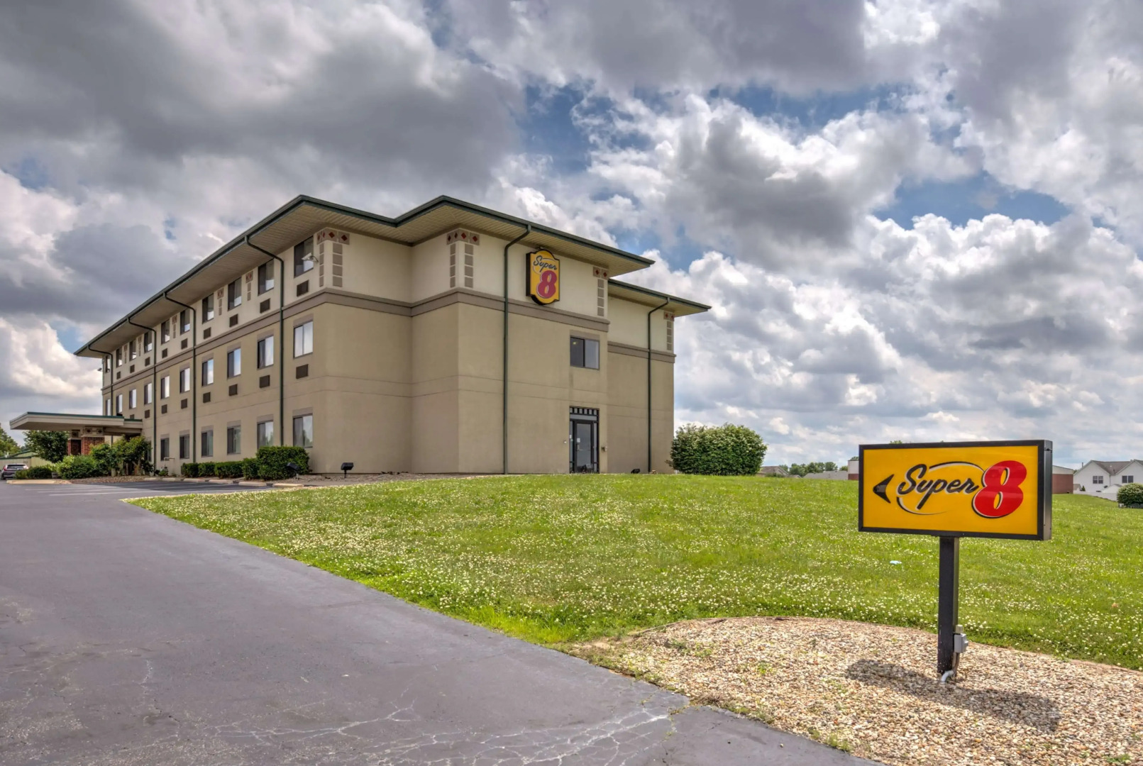 Super 8 by Wyndham Waterloo