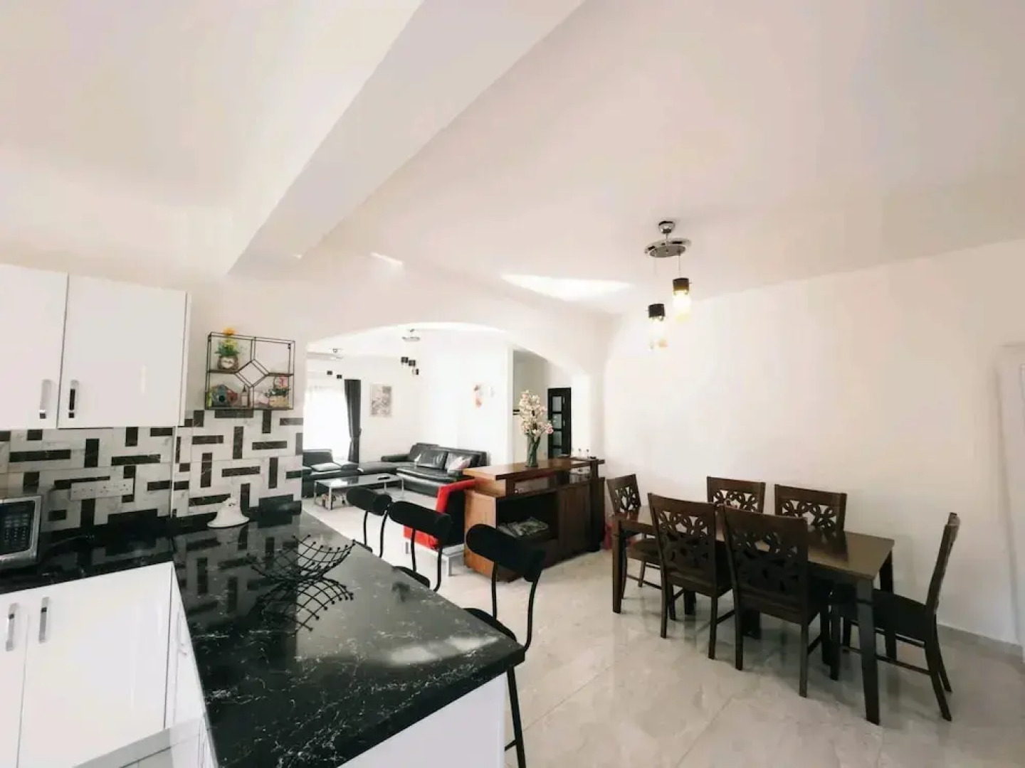 Villa for 9 Guests, Pool, Parking, Walk to Beach