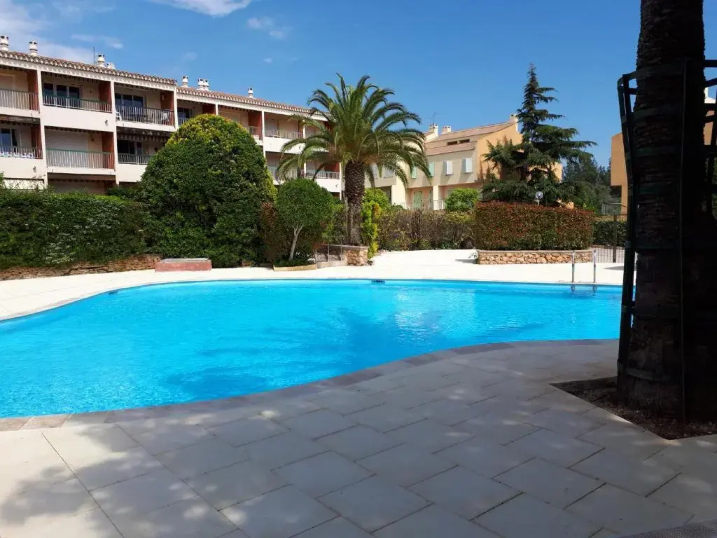 Studio 2 + 2 dans résidence avec piscine