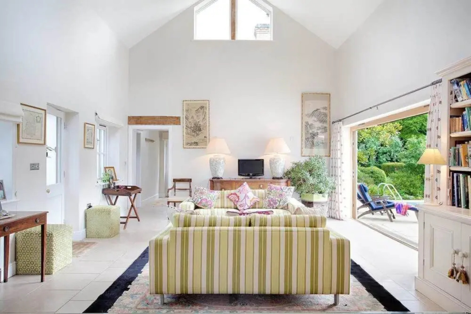 Secluded country house gem with swimming pool & tennis court