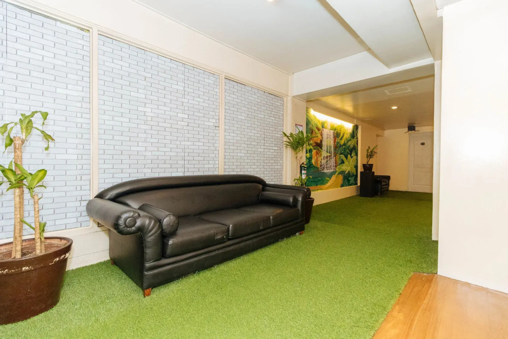 RedDoorz @ Amorsolo Makati