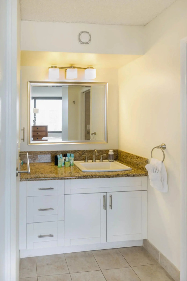 Waikiki Banyan - Ocean View Tower 1 Suite 2214