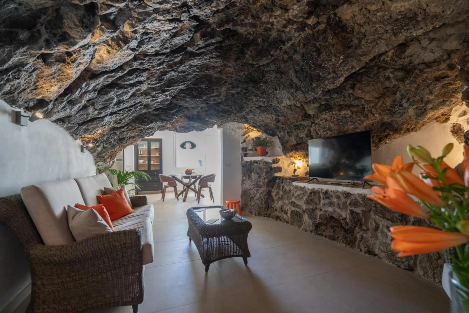 Spectacular Cave with two large terraces (70m2) by the sea