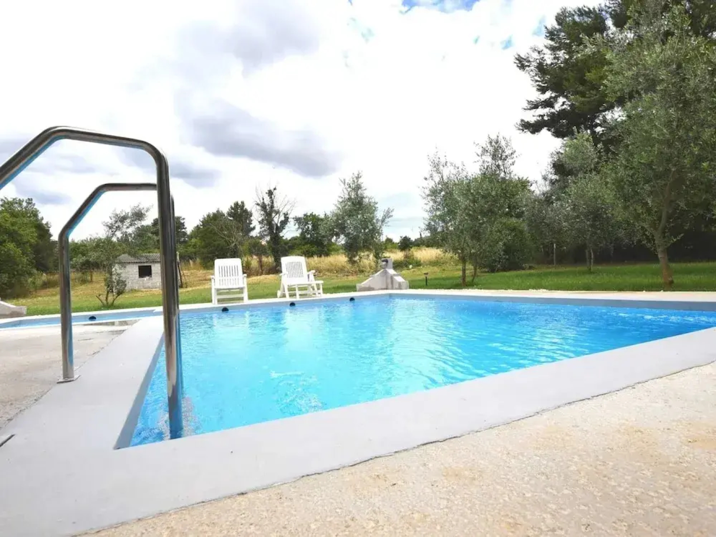 Modern Pool Apartment in Banjole