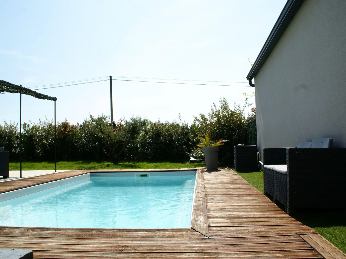 Modern holiday home with private swimming pool, air conditioning and enclosed garden