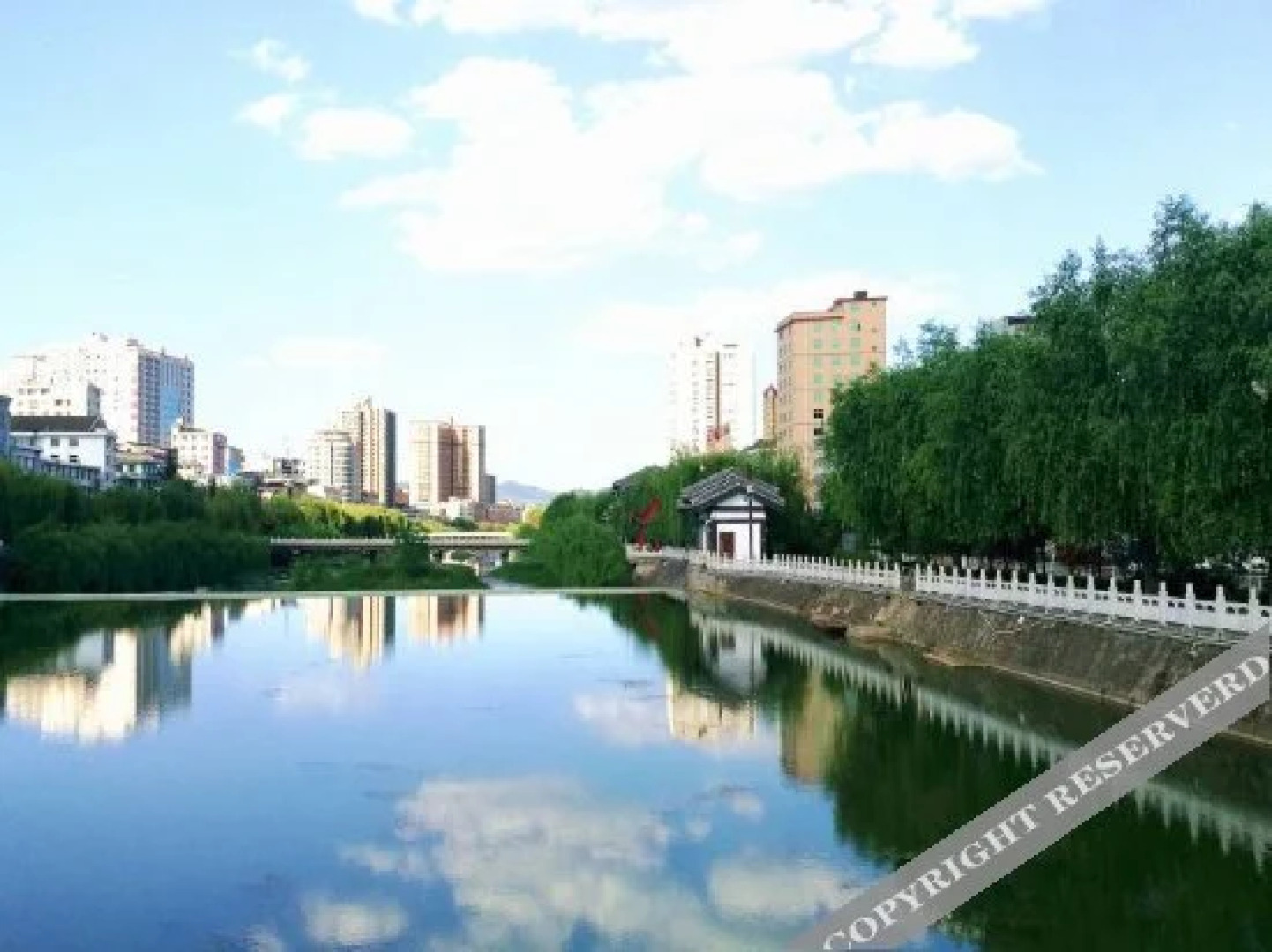 Super 8 Hotel (Luonan New Bus Station)