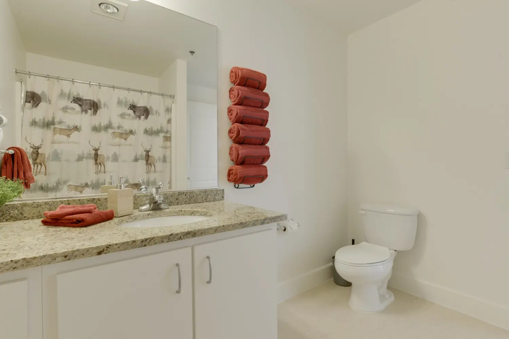 Modern, Upgraded Apartment - fast wifi and parking!