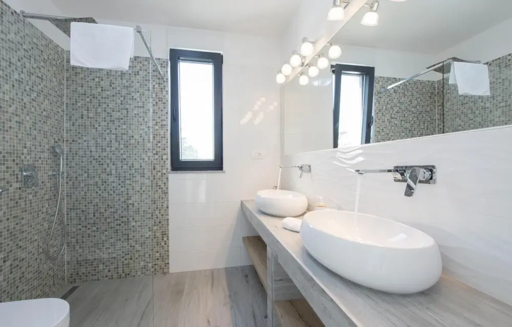 Nice Home in Kucine with WiFi, 4 Bedrooms & Hot Tub