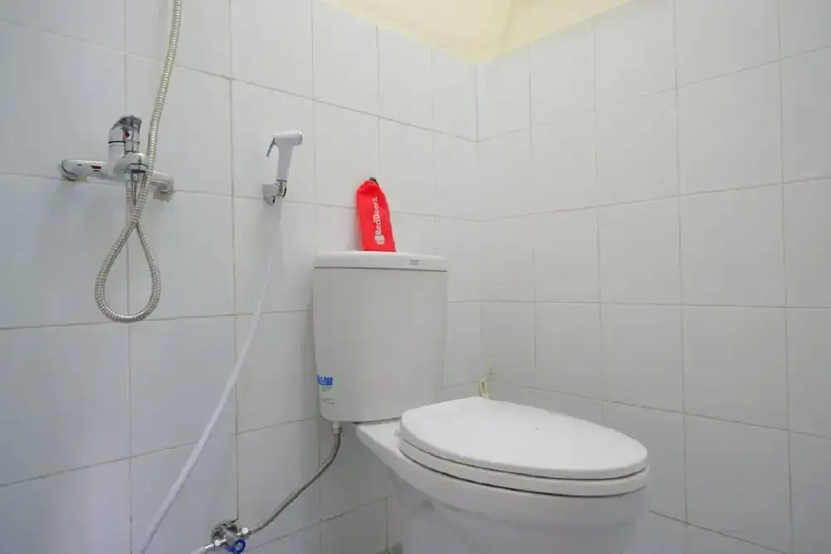 RedDoorz near GOR Satria 3