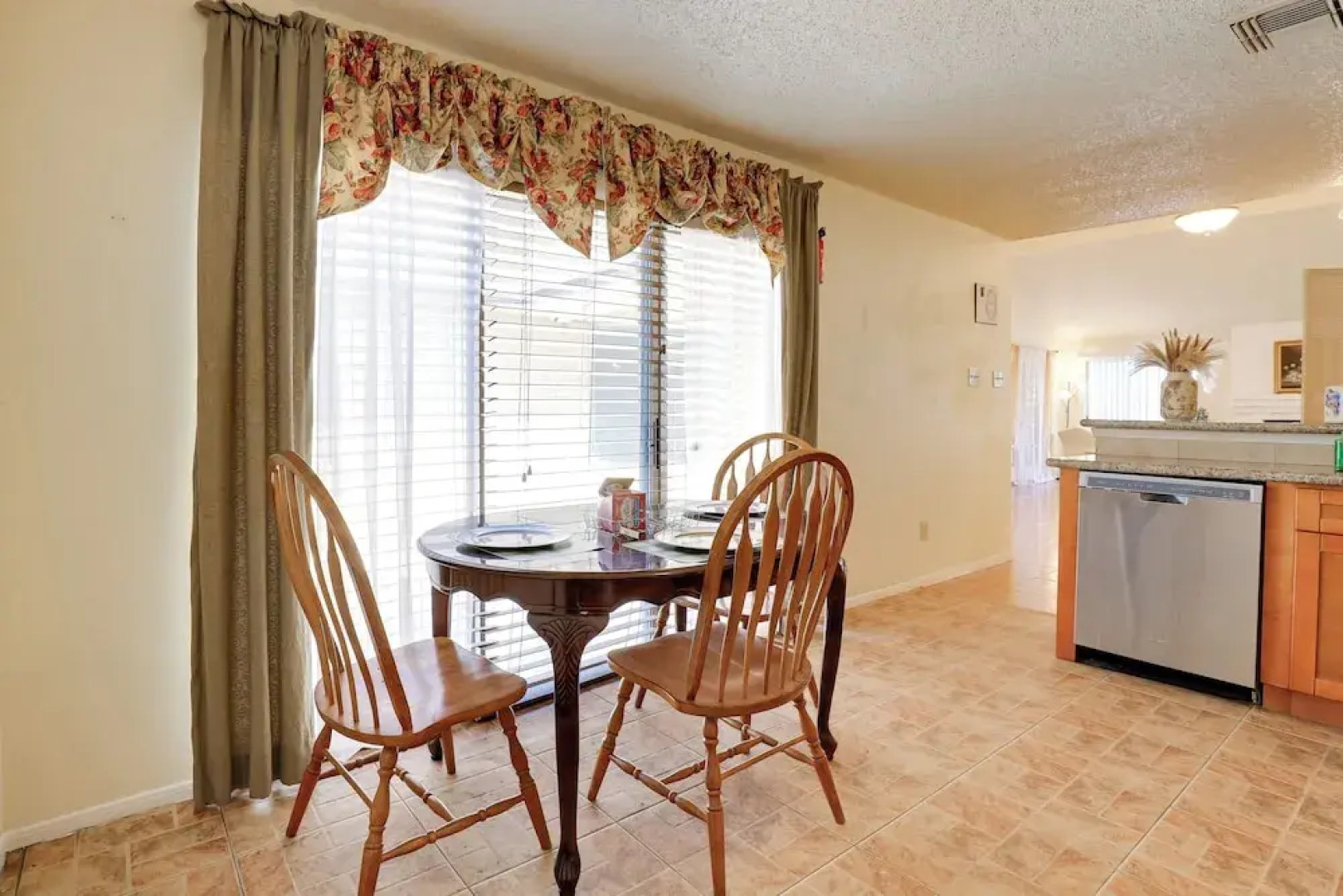 Houston Area Home w/ Yard - 5 Mi to Sugar Lakes!